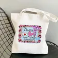 Detailansicht eines weißen Canvas-Stoffbeutels mit Nurse-Slogan und Leopardenmuster - Superkraft Tribut Slogan Stil / L