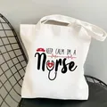 Detailansicht des Keep Calm I m A Nurse Grafikdrucks auf weißer Baumwolltasche aus Segeltuch - Ruhe bewahren Krankenschwester Herz Stethoskop Druck (7) / 35*40cm