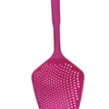 Magenta plastic schuimspaan voor de keuken, ideaal voor het afgieten en serveren van eten - Rozerood