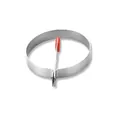 Runder Eierring aus Edelstahl mit einem isolierten roten Griff für leckere Spiegeleier - Rund