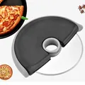 Professioneller ergonomischer runder Pizzaschneider mit scharfer Edelstahlklinge - Rollpizzaschneider (Schwarzgrau)
