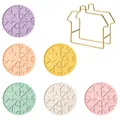 6er-Set farbige Silikon-Schneeflocken-Untersetzer mit goldenem Metallhalter in Hausform - Gemischtes 6-teiliges Set Mit Regal