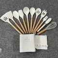 Set complet de 12 ustensiles de cuisine en silicone blanc avec manches en bois et support - Ensemble 11 Pièces avec Seau (Plein Bois) / Lot de 11 / Blanc