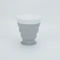 Tazza da viaggio pieghevole in silicone grigio con coperchio bianco ermetico portatile - Borraccia / Grigio