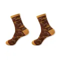 Detailansicht der braunen Socken mit orangefarbenem Dinosauriermuster und Kontrastfersen - Einheitsgröße / Farbe 5 (Braungelber Pterosaurier)