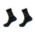 Detailansicht schwarzer Crew-Socken mit bunten Dinosauriermustern und blauen Kontrastfersen - Einheitsgröße / Farbe 6 (Schwarzblauer Dino-Umriss)