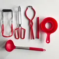 Dettaglio di un set di 6 accessori per conserve rossi su sfondo bianco pulito - Kit da 6 Pezzi con Cucchiaio (Rosso)