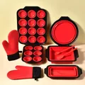 Professional 8-piece non-stick silicone baking set in red and black with oven mitts - 9-Piece Set / Red