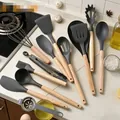 Επαγγελματικό σετ 12 τεμαχίων σιλικόνης κουζινικών με λαβές από φυσικό ξύλο σε γκρι χρώμα - Σετ 13 Τεμαχίων (Χωρίς Κουβά) / σκούρο γκρι