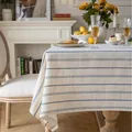 Nappe élégante en lin à rayures bleues dans un cadre de salle à manger chaleureux et accueillant - 65x65cm Petite Couverture / Texture de lin à rayures bleues