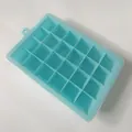 Blaue 24-Loch Silikon-Eiswürfelform mit transparentem Deckel für einfaches Lösen - Nordisches Grün