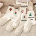 Weiche weiße flauschige Weihnachtssocken mit süßen Weihnachtsmann- und Rentier-Aufnähern - Größe 33-46 / 5 Paare / Weißes Korallenvlies Stickerei-Set (22)