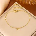 Detailaufnahme eines goldenen Schleifenarmbands mit funkelnden Steinen auf Display. - Schleife Stil (70209) / Gold