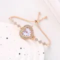 Dettaglio del quadrante dell'orologio a forma di cuore con eleganti strass lucenti. - Oro rosa