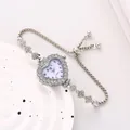 Vista dettagliata dell'orologio a bracciale d'argento a cuore con lunetta in strass - Argento