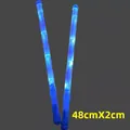 Vista detallada de varitas de luz LED azules de 48 cm para ambiente de fiesta y concierto - Versión Mejorada Reforzada de Cinco LED / Azul