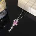 Primer plano de collar con gemma rosa cuadrada y detalles florales - Collar Cuadrado Flor Plata-Rosa