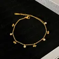 Dettaglio ravvicinato di un braccialetto in acciaio al titanio dorato con cuori - Cuore a Fulmine (YMB632) / Oro