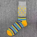 Detailansicht von Baumwoll-Herrensocken mit gelben Punkten und bunten Streifen. - Einheitsgröße / Punkte Streifen Kontrast