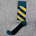 Detailaufnahme des bunten Rautenmusters auf diesen bequemen Baumwollsocken für Herren. - Einheitsgröße / Hellgelbes Argyle
