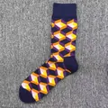 Detailansicht von Herren-Baumwollsocken mit einem lebendigen geometrischen 3D-Würfelmuster - Einheitsgröße / Mehrfarbige 3D-Würfel
