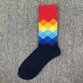 Nahaufnahme des lebhaften bunten Argyle-Rautenmusters auf Baumwollsocken für Herren - Einheitsgröße / Marine Mehrfarbiges Argyle