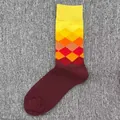 Detailansicht des bunten Rautenmusters auf Baumwoll-Herrensocken mit Farbverlaufseffekt - Einheitsgröße / Burgunderfarbenes Farbverlauf-Rautenmuster