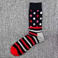 Detailansicht bunter Herrensocken mit Punkt- und Streifenmustern - Einheitsgröße / Schwarze Punkte Rote Schwarze Streifen