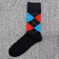 Männersocken mit Argyle-Muster aus Baumwolle in Schwarz mit lebhaften blauen und roten Karos. - Einheitsgröße / Schwarz Blau Rotes Rautenmuster