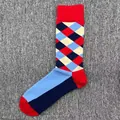 Herren-Baumwollsocken mit lebhaftem rot-blauem Argyle-Rautenmuster in Wadenlänge - Einheitsgröße / Rot Marineblau Rautenmuster