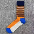 Bunte gestreifte Herren Baumwollsocken mit einem modernem orange-blauem Blockmuster - Einheitsgröße / Orange Blaue Streifen Kontrast