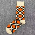 Herren Socken aus Baumwolle mit orange-schwarzem geometrischem Rautenmuster, mittelhoch. - Einheitsgröße / Orange Schwarz Cremeweiß Geometrisch