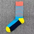 Bunte gestreifte Herren-Wadenstrümpfe aus Baumwolle mit lebhaftem Color-Blocking. - Einheitsgröße / Blau-orange gestreifter Kontrast