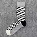 Herren Socken mit 3D-Geometriemuster in Schwarz und Weiß, mittelhoch aus Baumwolle - Einheitsgröße / Grau-schwarzes geometrisches 3D-Muster