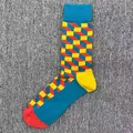 Lebhafte Baumwollsocken mit geometrischem Würfelmuster in Blau, Gelb und Rot. - Einheitsgröße / Blau gelb rote 3D-Würfel