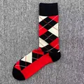 Klassische Herren Baumwollsocken mit rot-schwarzem Rautenmuster und Argyle Design - Einheitsgröße / Rot-schwarz-weißes Rautenmuster