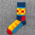 Bunte Herren Socken aus Baumwolle mit geometrischem Schachbrett- und Karomuster - Einheitsgröße / Blau gelb orange rotes geometrisches Muster