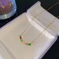 Collar cadena dorada con piedras arcoíris de colores y colgante letra A brillante - Estilo Letra A