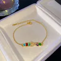 Elegante pulsera de cadena dorada con cristais de arcoíris y un colgante de la letra B brillante - Letra B