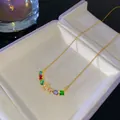 Elegante collar bañado en oro con piedras arcoíris y colgante de inicial B con pedrería - Estilo Letra B