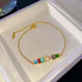 Elegante pulsera chapada en oro con circonitas arcoíris y dije de letra C brillante - Letra C