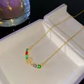 Élégant collier d'initiales en pierres arc-en-ciel avec pendentif lettre E et chaîne dorée - Style Lettre E