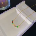 Collier doré avec strass arc-en-ciel et pendentif lettre F dans une boîte à bijoux. - Style Lettre F