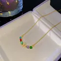 Élégant collier en or avec pierres arc-en-ciel et pendentif initiale étincelante - Style Lettre I