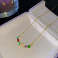 Collier doré délicat avec pendentif lettre U serti et pierres précieuses arc-en-ciel - Style Lettre J