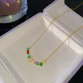 Collier élégant en or avec pierres arc-en-ciel et pendentif lettre L en cristal. - Style Lettre L