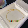 Elegante pulsera de cadena chapada en oro con piedras preciosas de colores y dije de letra L - L