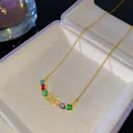 Élégant collier en chaîne dorée avec un pendentif lettre M en pierres arc-en-ciel. - Style Lettre M