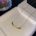 Élégant collier en or avec gemmes arc-en-ciel et pendentif lettre M étincelant - Style Lettre N