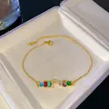 Elegante pulsera dorada con piedras de arcoíris y dije de letra P con cristales - Letra P